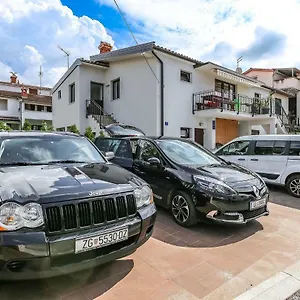 Alex - 100 Meters From Apartment